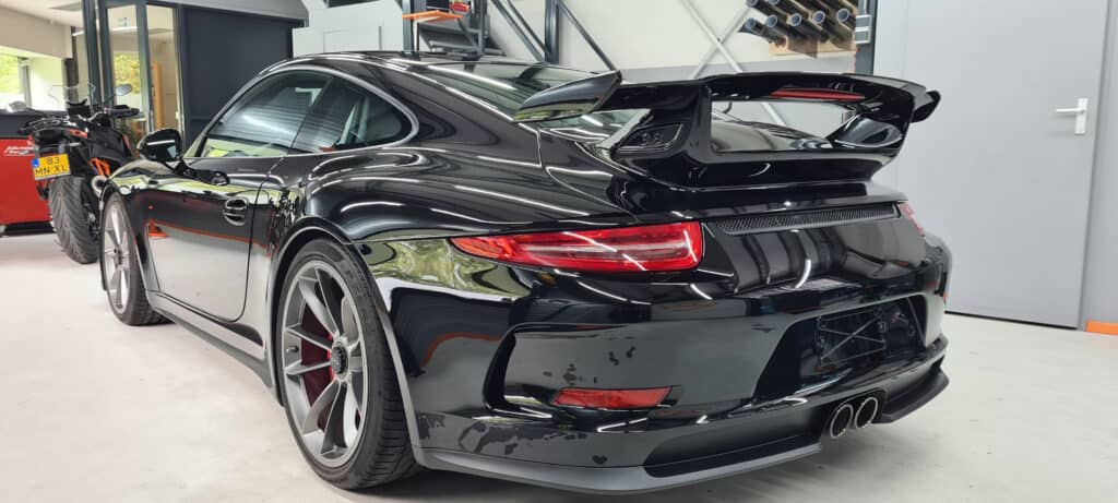Porsche GT3 professionele schoonmaak door ervaren auto poetsbedrijf