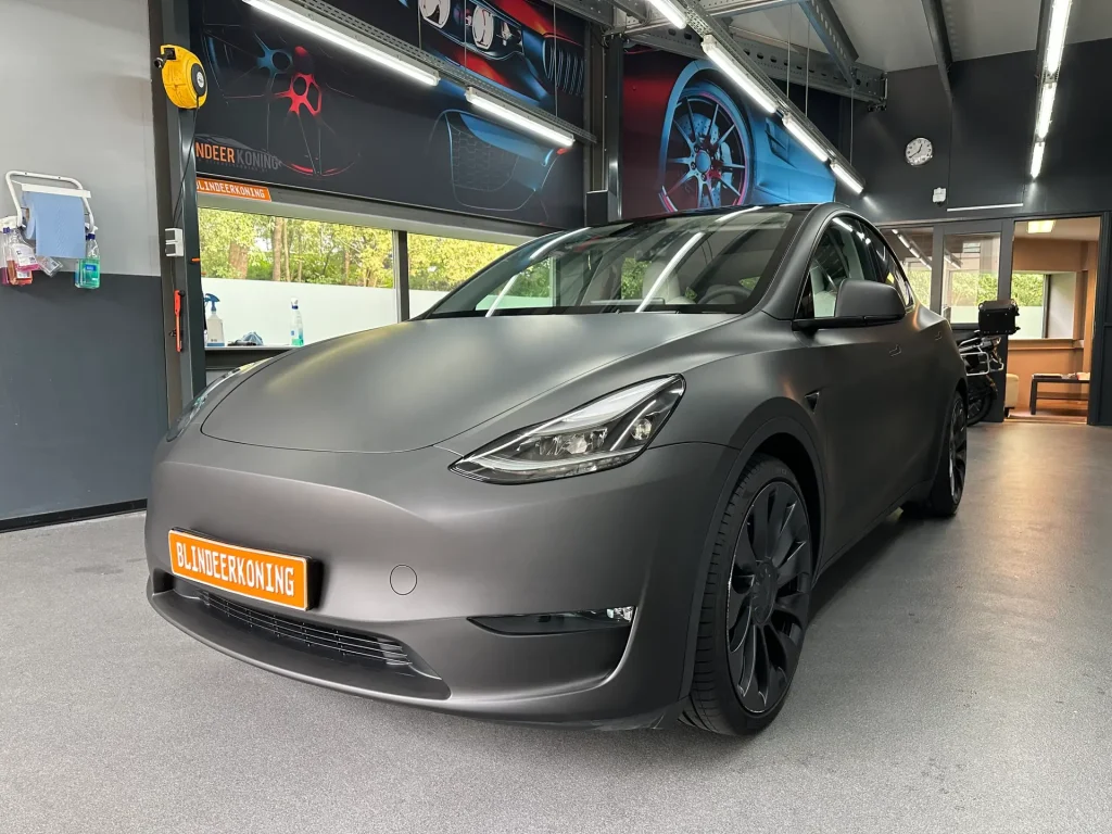 Mat grijs gewrapte Tesla Model Y